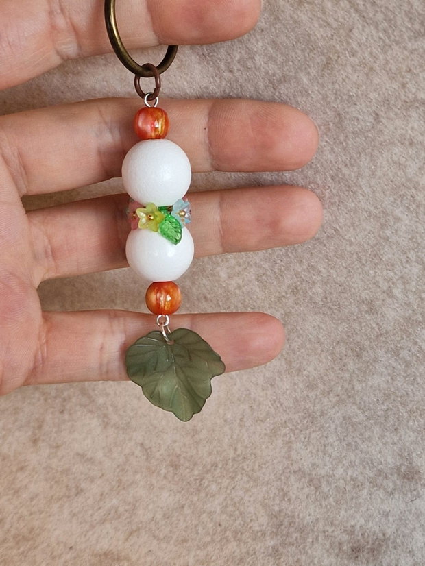 Breloc din mărgele decorative și flori