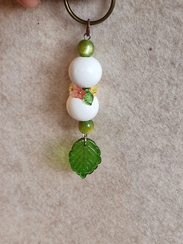 Breloc din mărgele decorative și flori