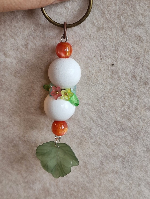 Breloc din mărgele decorative și flori