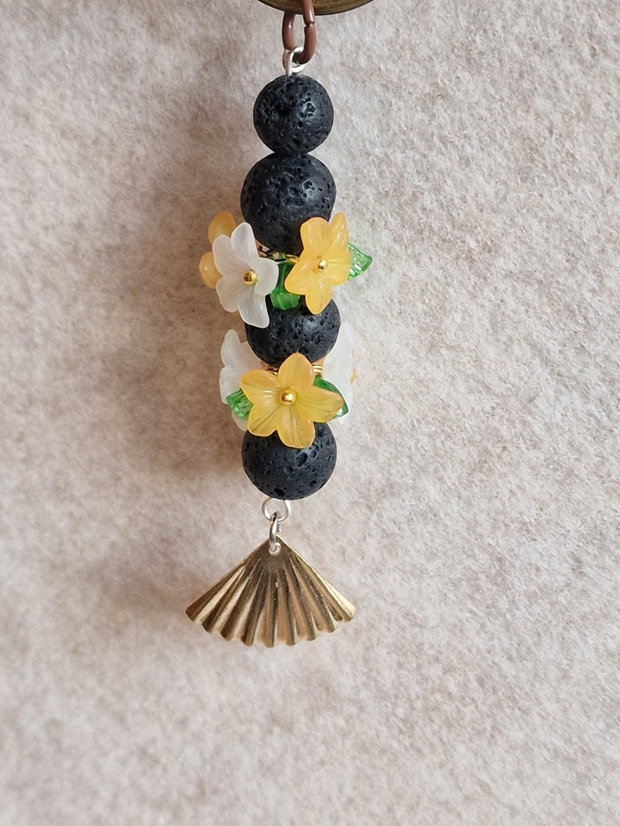 Breloc din mărgele decorative și flori