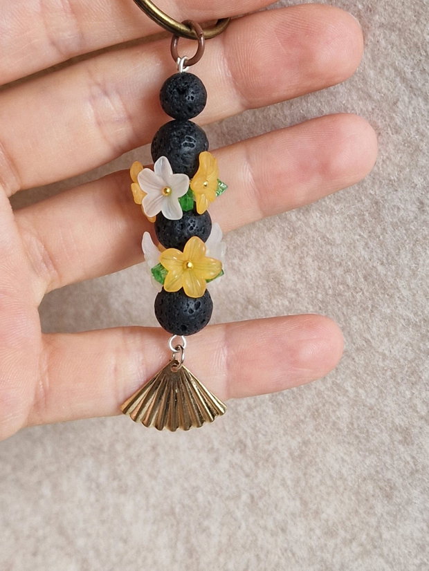 Breloc din mărgele decorative și flori