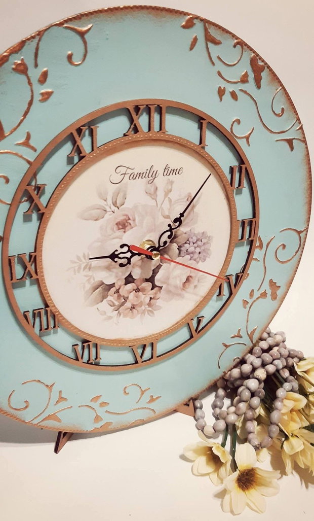 Ceas din lemn, decorat manual, personalizabil
