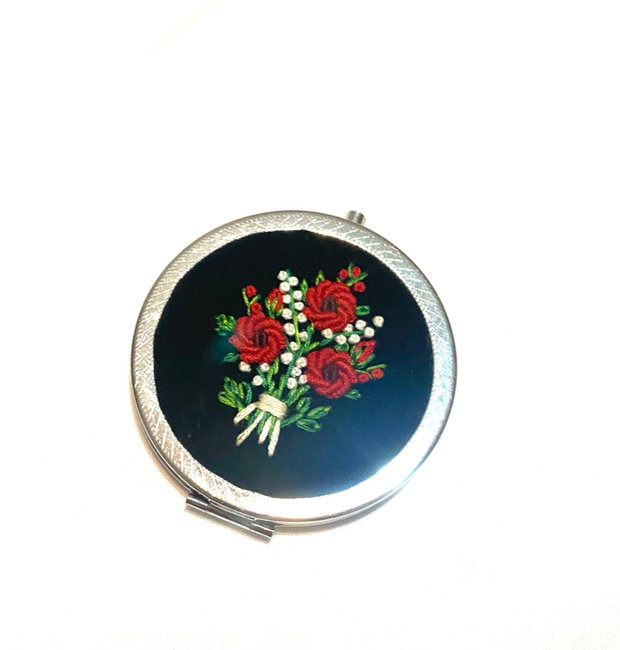 Oglinda dubla cu aplicatie de broderie manuala