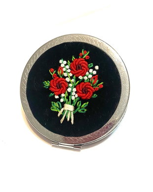 Oglinda dubla cu aplicatie de broderie manuala