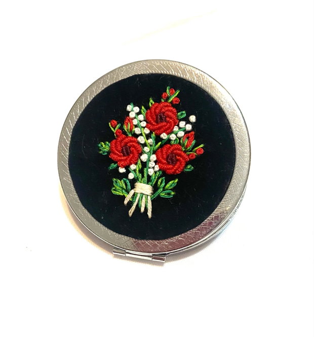 Oglinda dubla cu aplicatie de broderie manuala