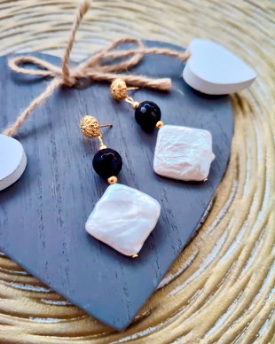 Cercei perle baroc albe & onix negru