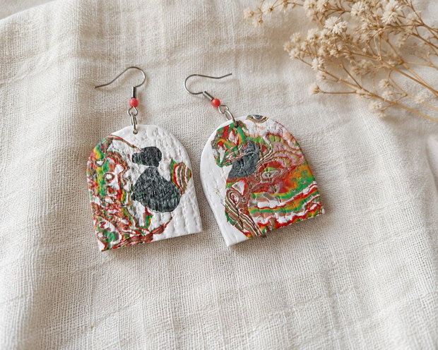 Cercei handmade din lut polimeric  model abstract alb multicolor  unicat
