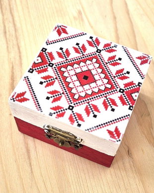 Cutie decorativa patrata din lemn cu model traditional 132126