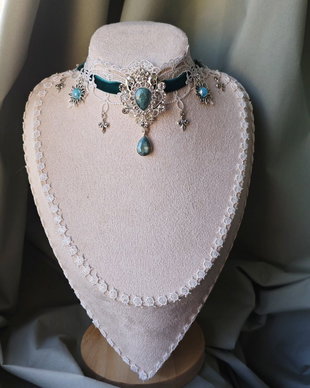 Colier choker victorian gothic handmade alb si albastru cu dantela, catifea si charmuri
