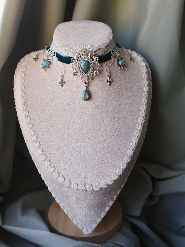 Colier choker victorian gothic handmade alb si albastru cu dantela, catifea si charmuri