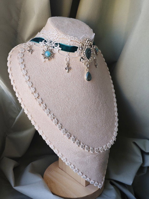 Colier choker victorian gothic handmade alb si albastru cu dantela, catifea si charmuri