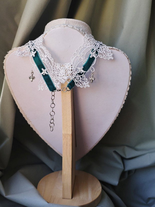Colier choker victorian gothic handmade alb si albastru cu dantela, catifea si charmuri