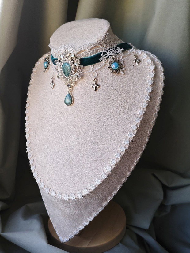 Colier choker victorian gothic handmade alb si albastru cu dantela, catifea si charmuri