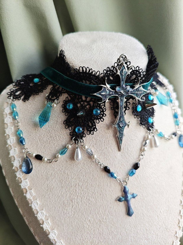 Colier choker cruce victorian gothic handmade negru cu turcoaz cu dantela, catifea, margele si cristale