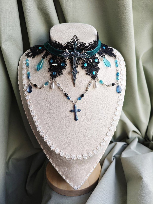 Colier choker cruce victorian gothic handmade negru cu turcoaz cu dantela, catifea, margele si cristale