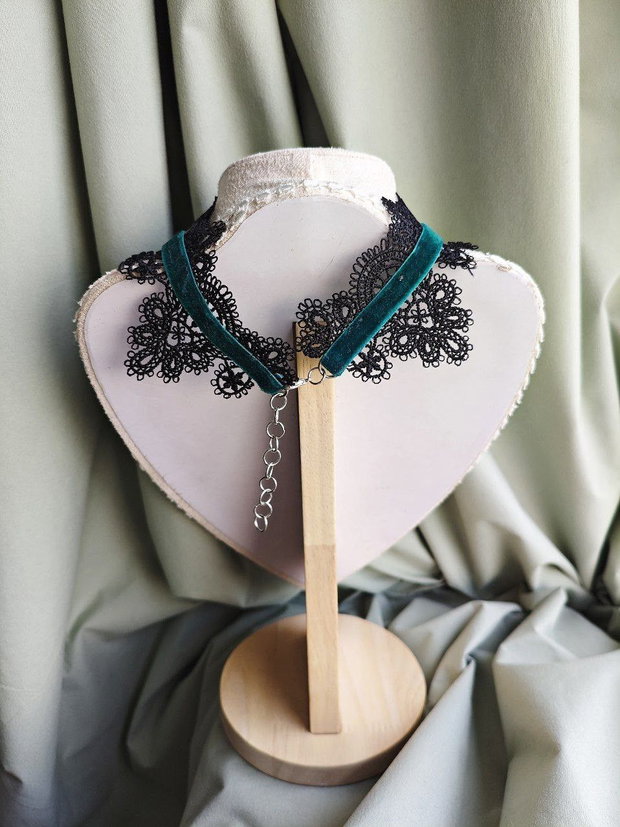 Colier choker cruce victorian gothic handmade negru cu turcoaz cu dantela, catifea, margele si cristale