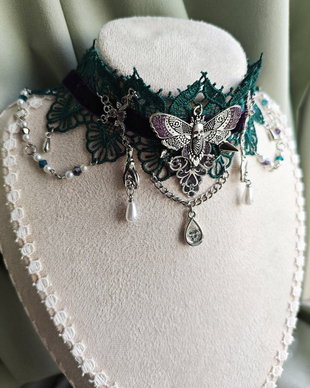 Colier choker molie victorian gothic handmade verde cu mov cu dantela, catifea, margele si cristale