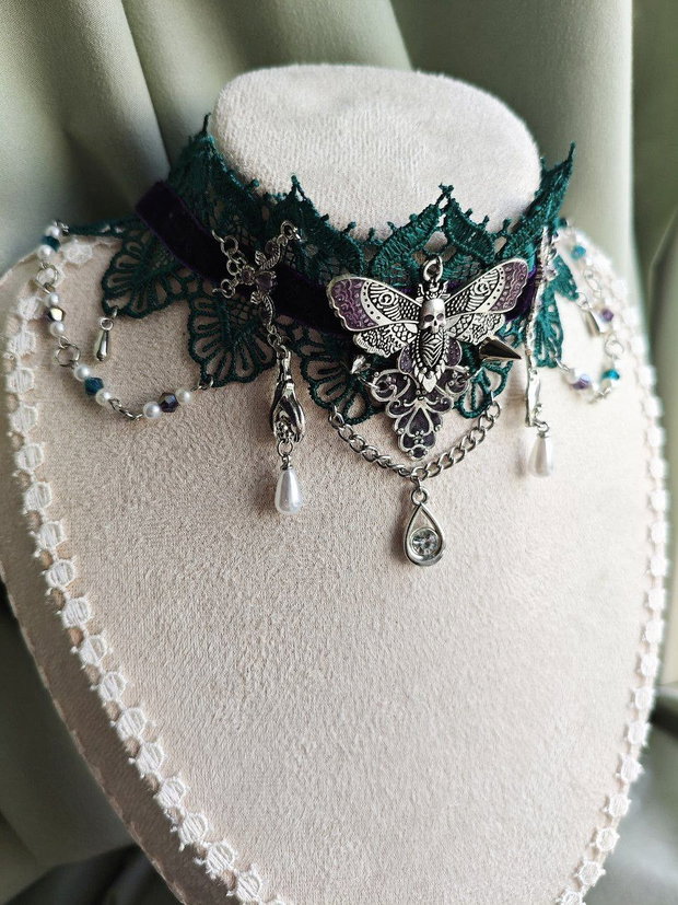 Colier choker molie victorian gothic handmade verde cu mov cu dantela, catifea, margele si cristale