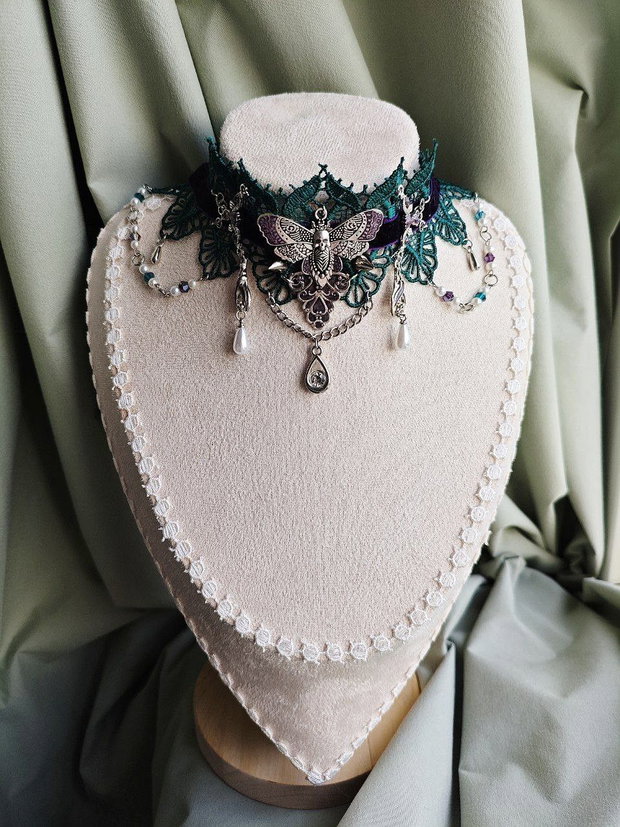 Colier choker molie victorian gothic handmade verde cu mov cu dantela, catifea, margele si cristale