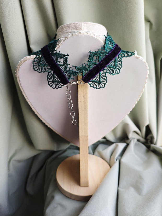 Colier choker molie victorian gothic handmade verde cu mov cu dantela, catifea, margele si cristale
