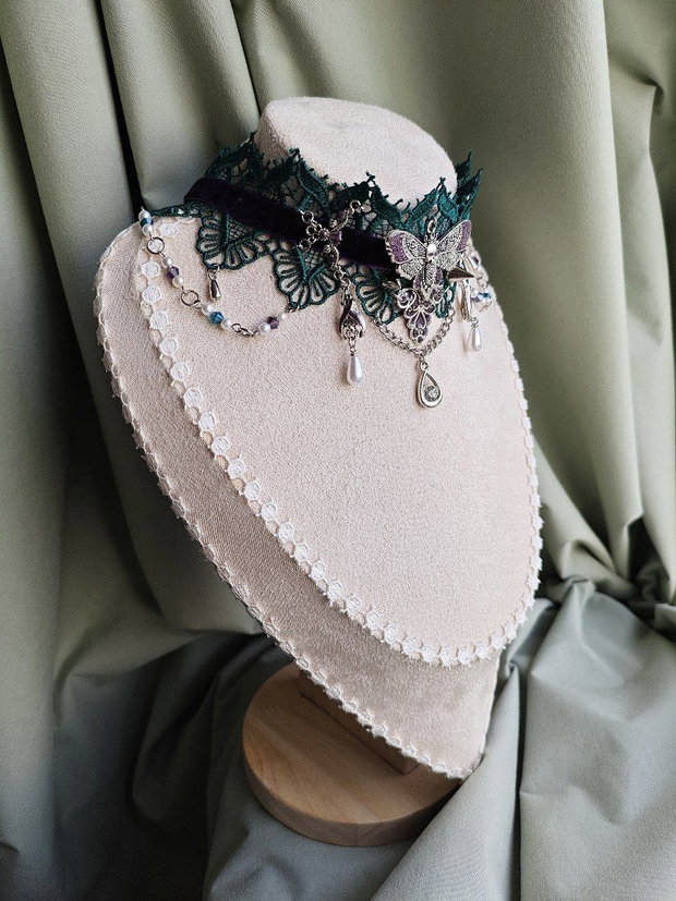 Colier choker molie victorian gothic handmade verde cu mov cu dantela, catifea, margele si cristale