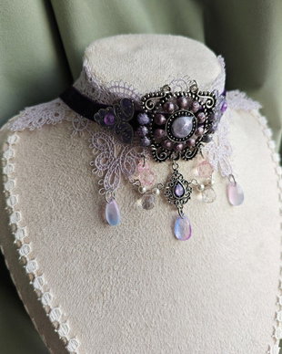 Colier choker victorian gothic handmade lila si mov cu dantela, catifea, margele si cristale
