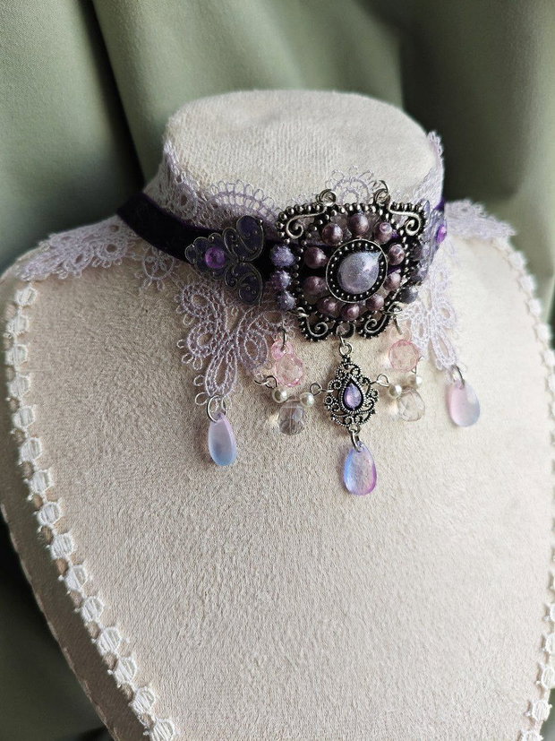 Colier choker victorian gothic handmade lila si mov cu dantela, catifea, margele si cristale