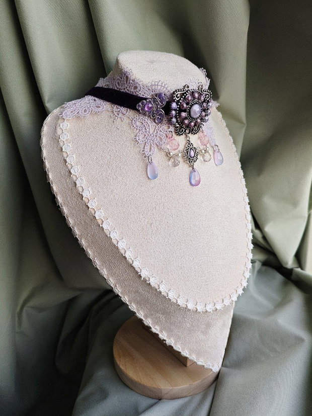 Colier choker victorian gothic handmade lila si mov cu dantela, catifea, margele si cristale