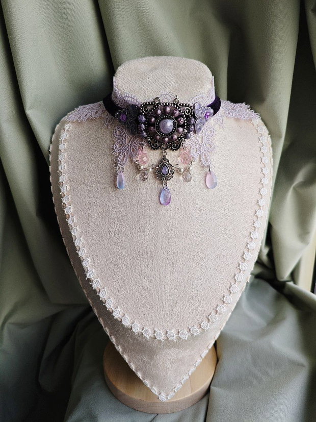 Colier choker victorian gothic handmade lila si mov cu dantela, catifea, margele si cristale