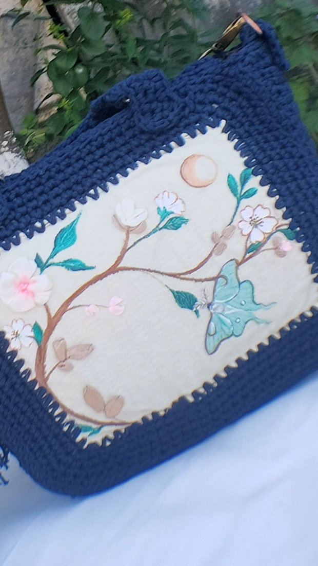 Geantă croșetată manual cu broderie botanică Flora Obscura