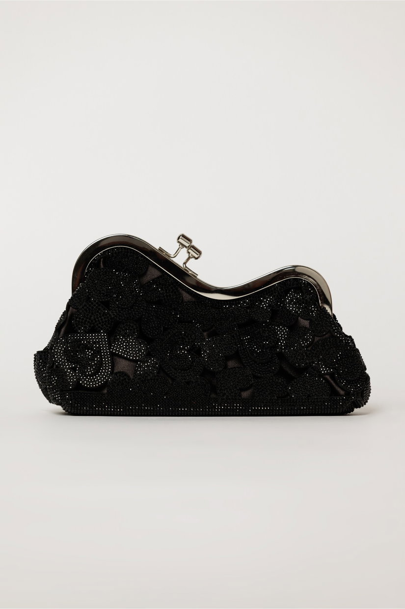 Clutch negru decorat cu inimioare si cristale stralucitoare