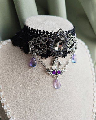 Colier choker victorian gothic handmade mov si negru cu dantela, catifea, margele si cristale