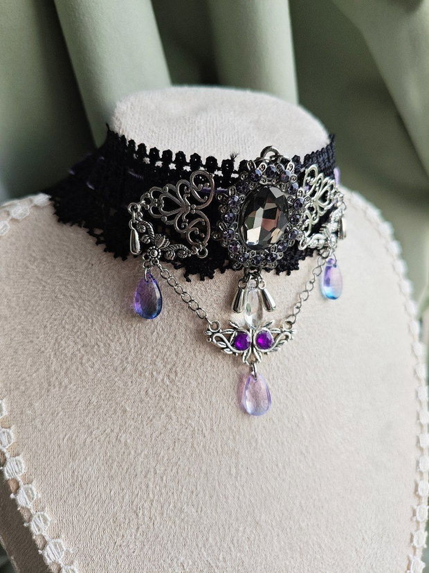 Colier choker victorian gothic handmade mov si negru cu dantela, catifea, margele si cristale