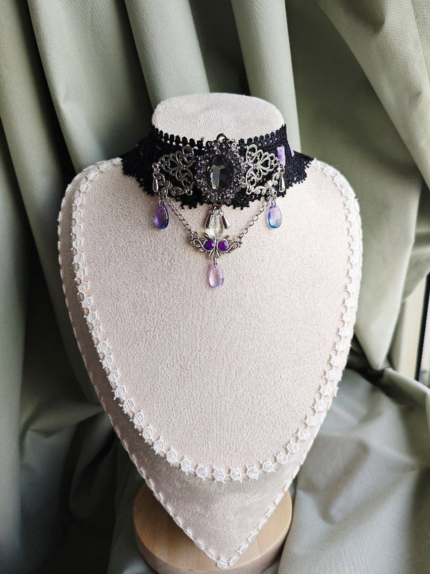 Colier choker victorian gothic handmade mov si negru cu dantela, catifea, margele si cristale