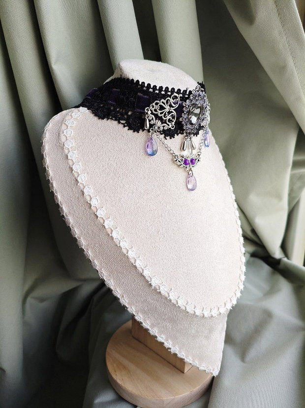 Colier choker victorian gothic handmade mov si negru cu dantela, catifea, margele si cristale