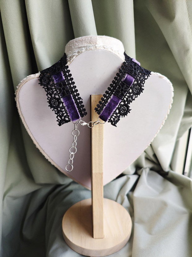 Colier choker victorian gothic handmade mov si negru cu dantela, catifea, margele si cristale