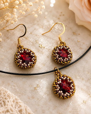 Set cu cristale rosii