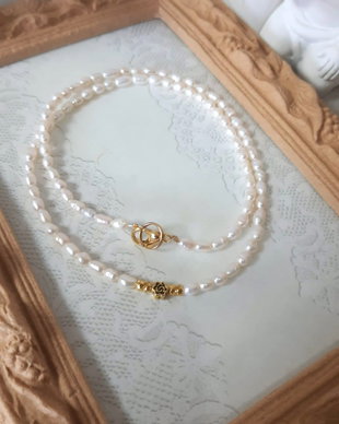 Colier CHOKER din perle naturale de cultură și element central trandafir auriu