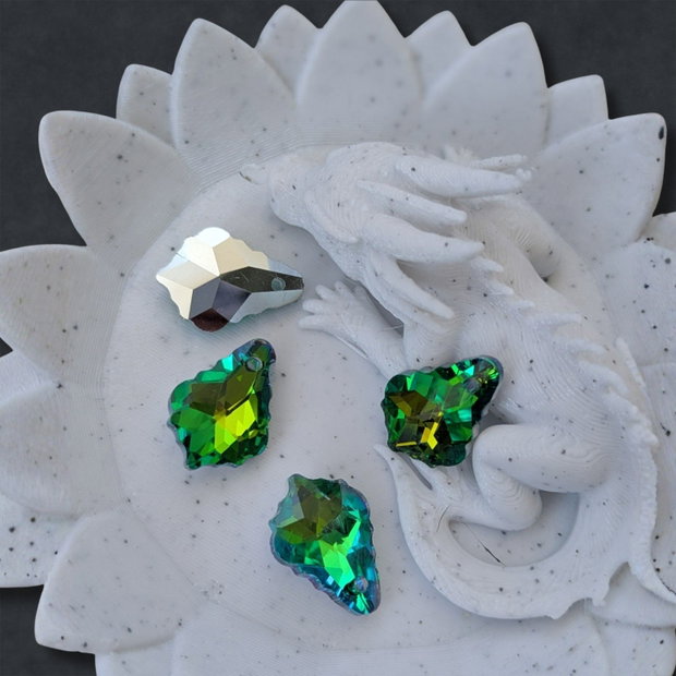 Pandantiv Baroque din sticlă, 11 × 16 mm  Verde irizat