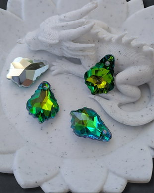 Pandantiv Baroque din sticlă, 11 × 16 mm  Verde irizat