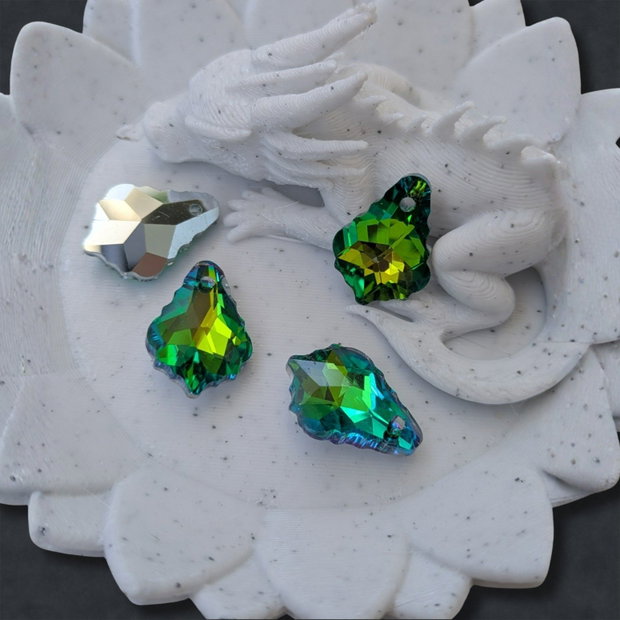 Pandantiv Baroque din sticlă, 11 × 16 mm  Verde irizat