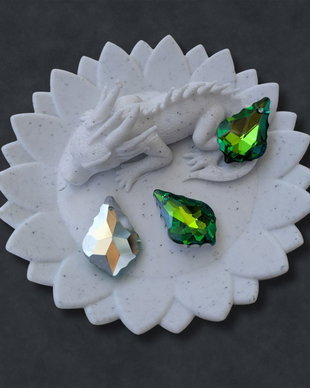 Pandantiv Baroque din sticlă 15 × 22 mm  Verde irizat  pentru bijuterii handmade
