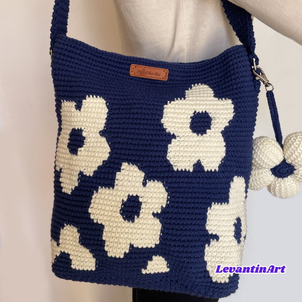 Geantă croșetată manual cu flori albe Geantă de umăr handmade bleumarin LA COMANDĂ