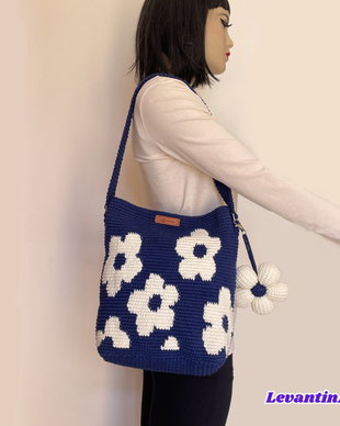 Geantă croșetată manual cu flori albe  Geantă de umăr handmade bleumarin  LA COMANDĂ