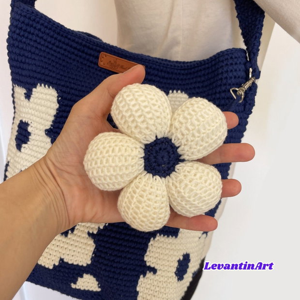 Geantă croșetată manual cu flori albe Geantă de umăr handmade bleumarin LA COMANDĂ