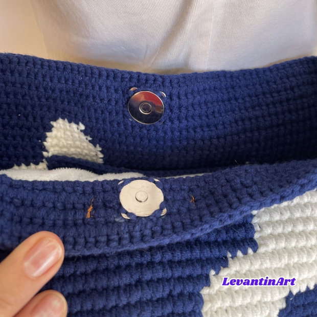 Geantă croșetată manual cu flori albe Geantă de umăr handmade bleumarin LA COMANDĂ