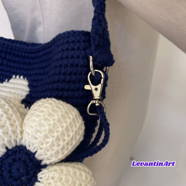 Geantă croșetată manual cu flori albe Geantă de umăr handmade bleumarin LA COMANDĂ