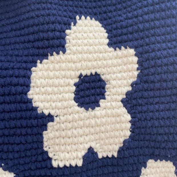 Geantă croșetată manual cu flori albe Geantă de umăr handmade bleumarin LA COMANDĂ