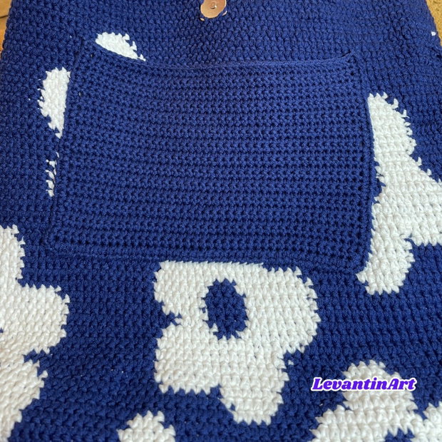 Geantă croșetată manual cu flori albe Geantă de umăr handmade bleumarin LA COMANDĂ