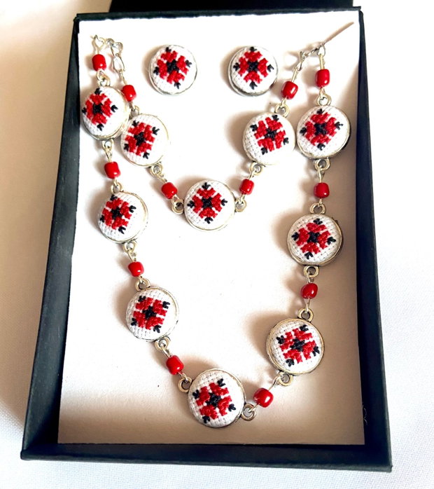 Set statement cu broderie manuala